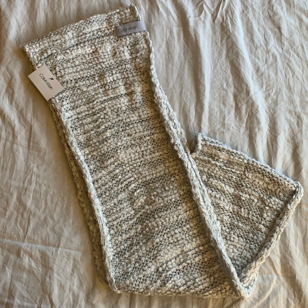 NWT Calvin Klein white/gray/silver infinity scarf
A